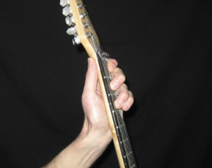 Bad fret hand position 2 - https://supertonicguitar.com/wp-content/uploads/2018/01/guitar-bad-fret-hand-position-2.png